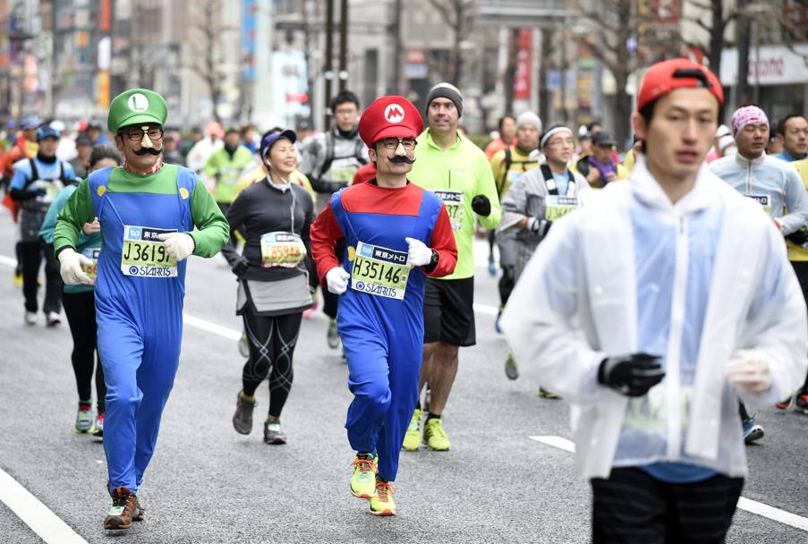 Maratona di Tokyo 2015. I travestimenti divertenti dei partecipanti. (EPA)